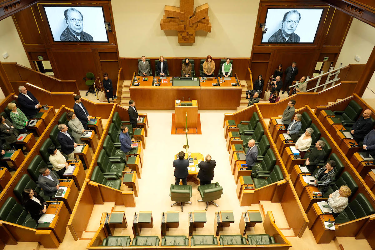 Minuto de silencio en recuerdo de Santi Brouard en el Parlamento de Gasteiz. (IREKIA)