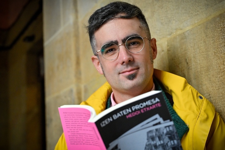 Hedoi Etxarte, bere liburua eskuan, Donostian.