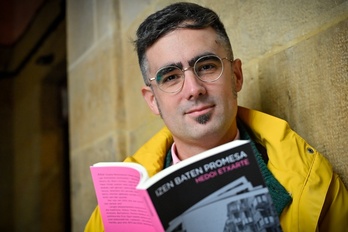 Hedoi Etxarte, bere liburua eskuan, Donostian.