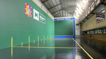 Hobekuntzak egin dituzte herriko frontoian.