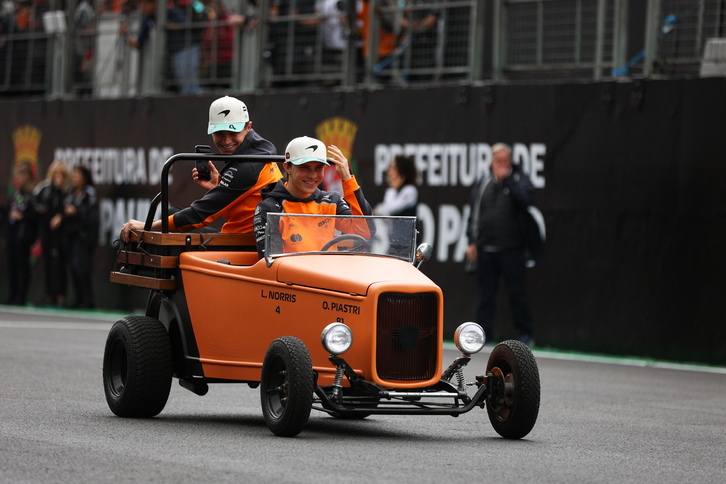 Piastri conduce y Norris va como pasajero en el desfile de pilotos previo al Gran Premio de Brasil, hace dos semanas.