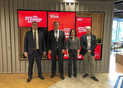 Jon Larrea (Diputación Foral), Eduardo Lasa (presidente del Clúster), Nora Abete (Ayuntamiento de Bilbo) y Fernando Zubillaga (gerente del Clúster), en el acto de apertura del congreso.