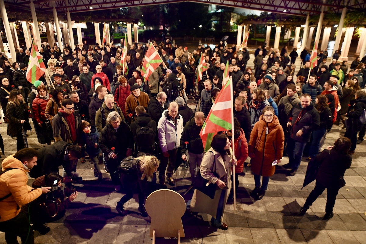 Militantes de Sortu han rendido un sentido homenaje a Santi Brouard y Josu Muguruza en la plaza de Errekalde.