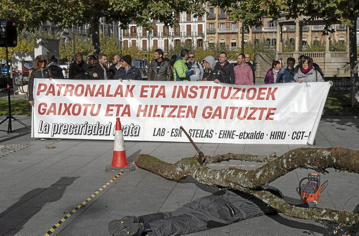 Concentración de los sindicatos en Nafarroa en denuncia de la alta siniestralidad en el sector forestal.