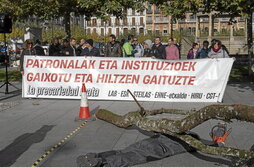 Concentración de los sindicatos en Nafarroa en denuncia de la alta siniestralidad en el sector forestal.