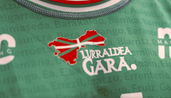 «Lurraldea gara» ekimenaren parte den kamiseta berria.