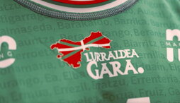 «Lurraldea gara» ekimenaren parte den kamiseta berria.