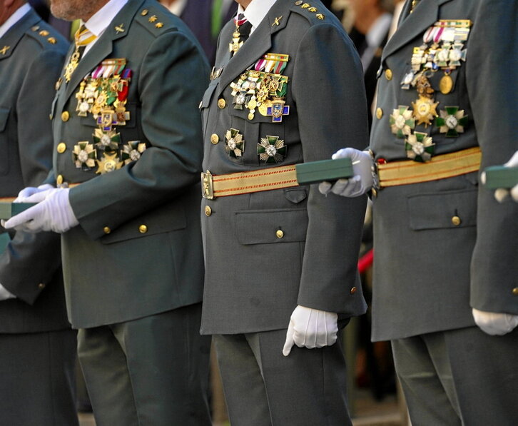 Zenbait guardia zibil, domina ugari paparrean, Iruñean, urriaren 12an.
