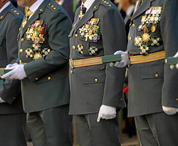 Zenbait guardia zibil, domina ugari paparrean, Iruñean, urriaren 12an.