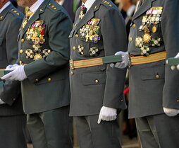 Zenbait guardia zibil, domina ugari paparrean, Iruñean, urriaren 12an.