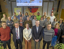 Hiru finantza erakundeetako ordezkariak eta udalerri euskaldunetako alkateak.