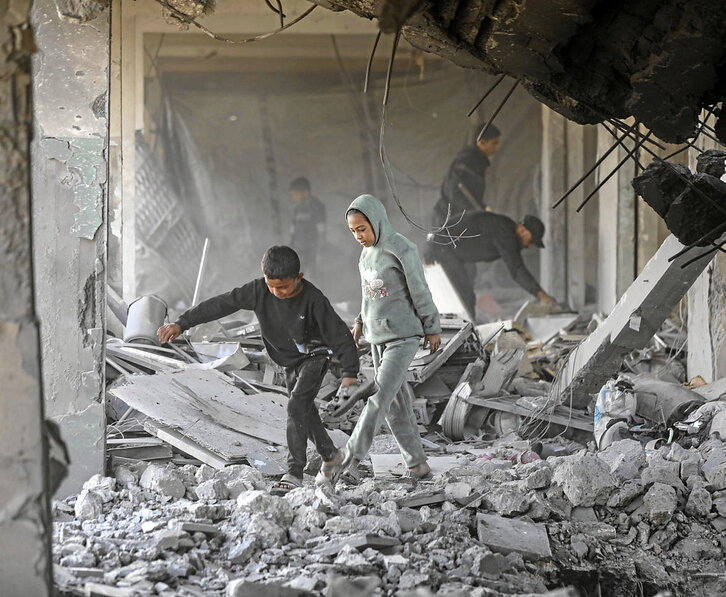 Palestinos, en una casa atacada en el barrio de Zeitun, en Ciudad de Gaza.