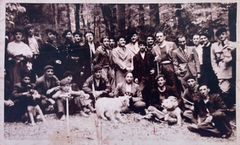 Agintari frantziarrek bi errepublikarrak lurperatzean eginiko argazkia. (Artxiboko irudia)