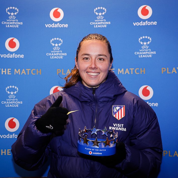 Amaiur con su galardón a la MVP del encuentro. (Atletico de Madrid Femenino)