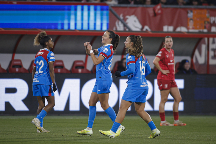 Amaiur celebra el gol que abría la goleada colchonera con sus compañeras.