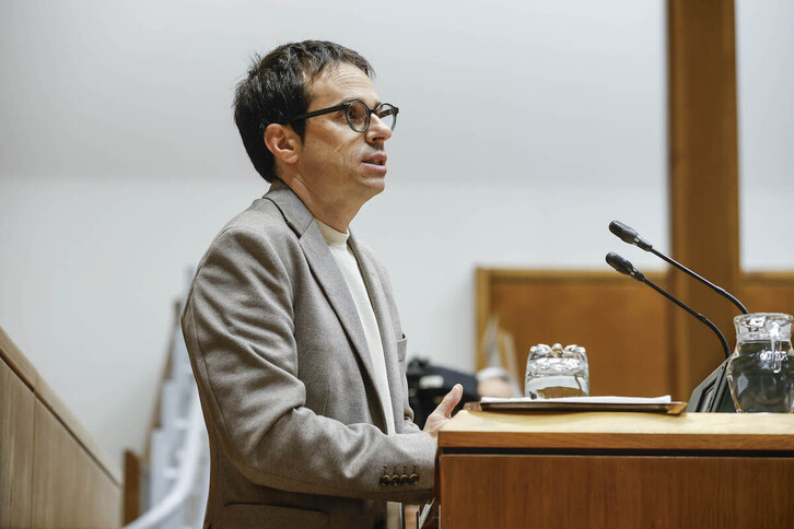 El portavoz de EH Bildu, Pello Otxandiano, ha expuesto datos desde la tribuna.