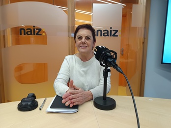 Mertxe Aizpuruak aletu du gaurkotasun politikoa NAIZ Irrratiaren estudioetan.