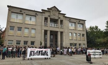 Ostiral honetan bertan protesta burutu dute Sopelako udaletxearen aurrean.