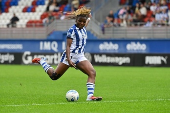 Edna Imade remata a puerta en el partido de Liga F entre Eibar y Real Sociedad disputado en Ipurua.