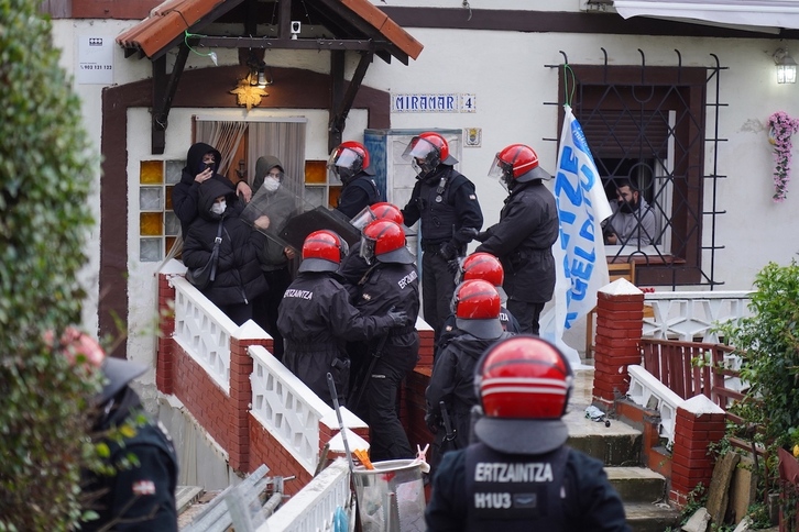 La Ertzaintza se ha enfrentado a las personas que intentaban parar los desahucios.