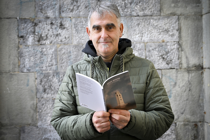 Mikel Ibarguren poesia liburu berria eskuan duela, Donostian.