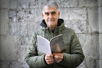 Mikel Ibarguren poesia liburu berria eskuan duela, Donostian.