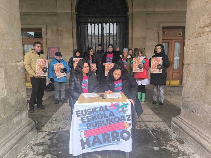 Euskal Eskola Publikoaz Harroren Gasteizko plataformaren prentsaurrekoa.