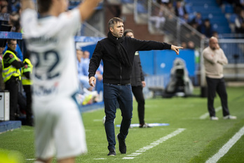 Eduardo Coudet dirige a los jugadores del Alavés.