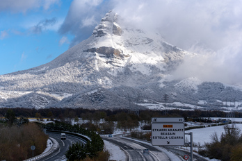 La espectacular mole de Beriain, blanca de abajo a arriba.