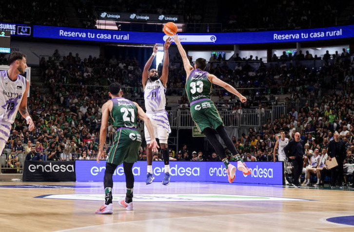 Darrun Hilliard, aunque enmascarado, podrá jugar el derbi del domingo en Zurbano.