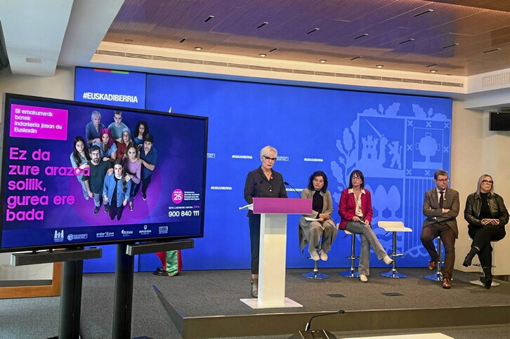 Representantes de Emakunde, Eudel y las diputaciones forales, en la presentación de la campaña.