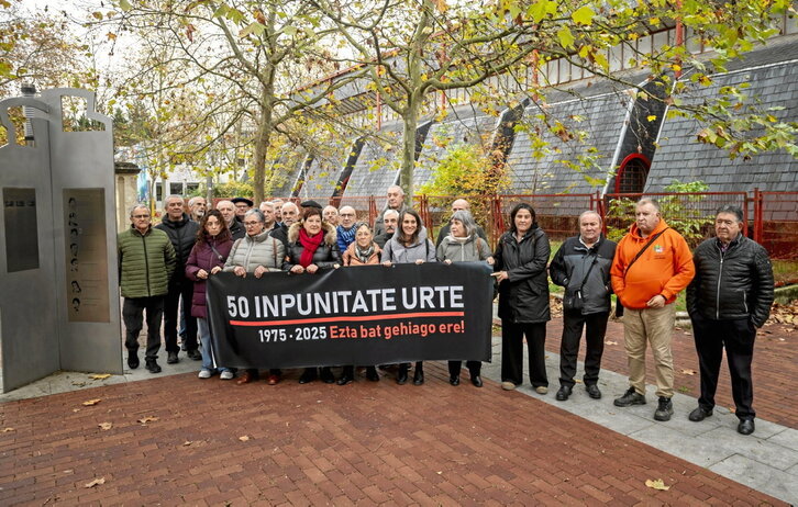 Integrantes de Martxoak 3 y Sanfermines 78 Gogoan anunciaron la presentación de la moción el martes en Gasteiz.