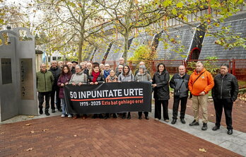 Integrantes de Martxoak 3 y Sanfermines 78 Gogoan anunciaron la presentación de la moción el martes en Gasteiz.