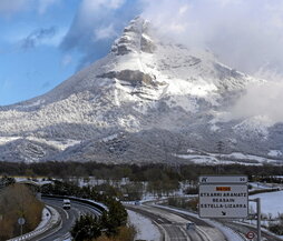 Espectacular estampa del monte Beriain, cubierto de blanco de arriba a abajo.