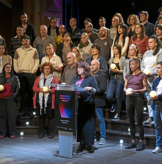 Ekitaldia aurkeztu zuteneko argazkia.