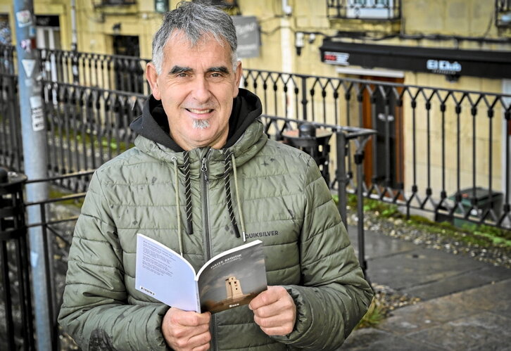 Mikel Ibarguren atzo, Donostian, poesia liburu berria eskuan.