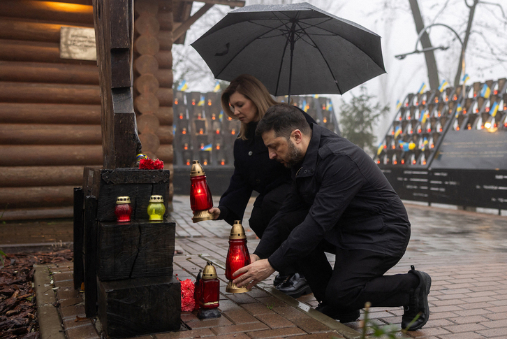 Zelenski, este viernes en un memorial por los soldados muertos en la guerra.