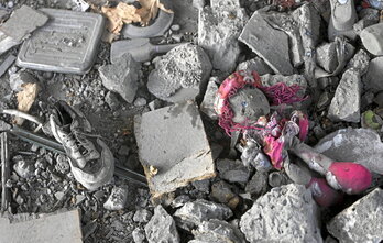 Un zapato y una muñeca, entre los escombros de un edificio bombardeado el pasado jueves en Ciudad de Gaza.