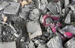 Un zapato y una muñeca, entre los escombros de un edificio bombardeado el pasado jueves en Ciudad de Gaza.