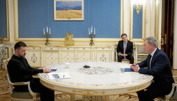 Volodimir Zelenski junto al Secretario del Ejército de EEUU, Dan Driscoll, en Kiev.