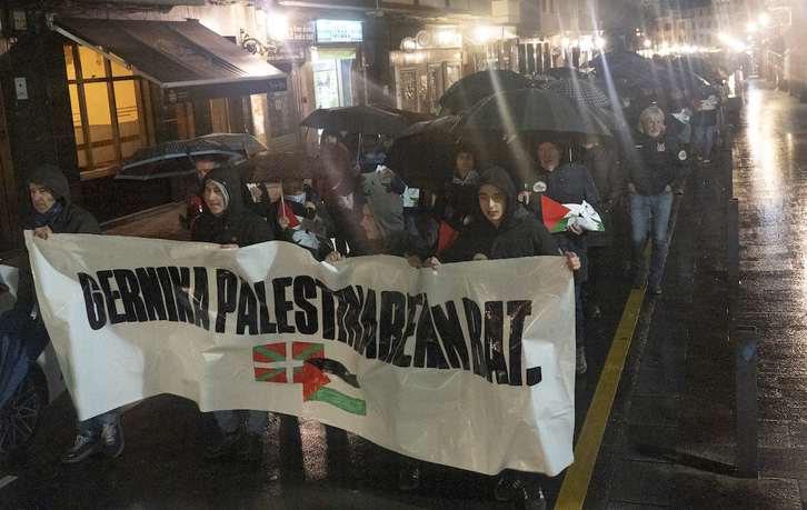 Gernika-Palestinak herriko kaleetan egindako lehen manifestazioa.