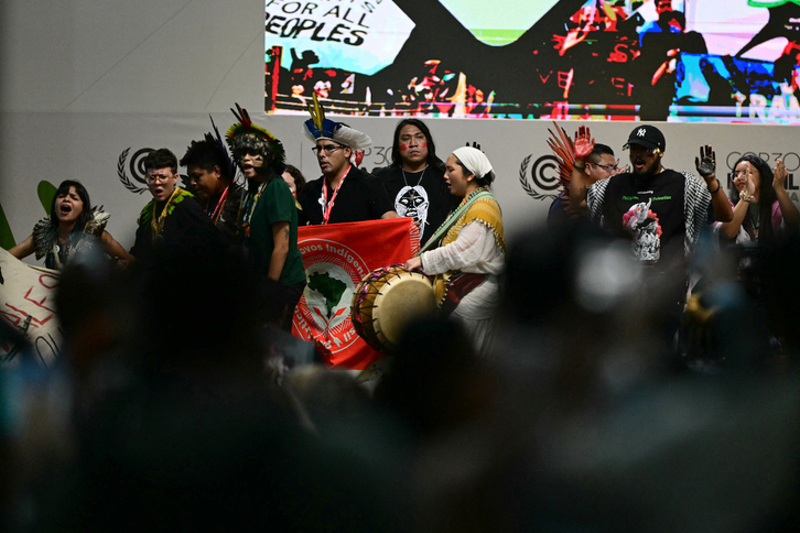 Representantes de pueblos indígenas, en la cumbre de Belém, aún inconclusa.