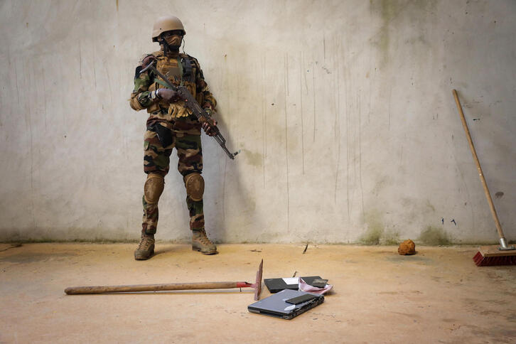 n total de 215 estudiantes y 12 profesores de una escuela católica de Nigeria han sido secuestrados