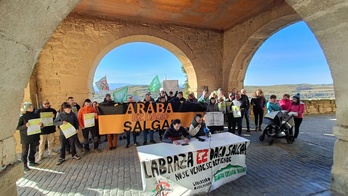 Labrazako ‘arkuan’ larunbat goiz honetan egindako agerraldia.