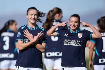 Azkona y Sara Ortega celebran uno de los goles de la delantera navarra en el partido de Liga F entre Granada y Athletic.