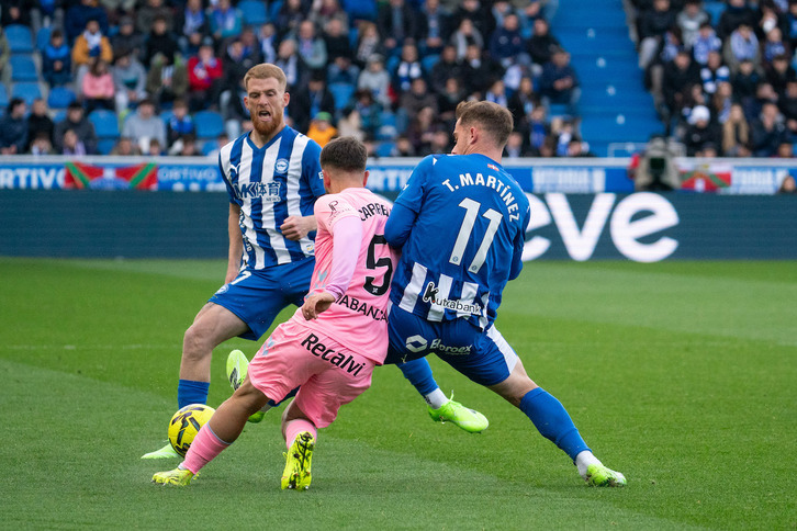 Toni Martínez y Vicente tratan de cerrar el paso a Carreira.
