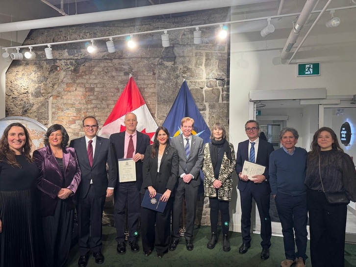 Euskal eta kanadar ordezkariak, erakusketaren irekiera ekitaldian.