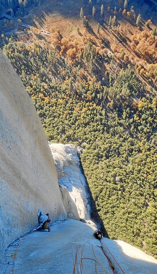 Goian: Jon Inoriza, Kapitaineko ibilbide horretako Monster offwidth luzea eskalatzen. Aldameneko argazkian, Nil Alcubilla eta Mikel Inoriza, «The Nose»-ko gailurrean; marra hori 10 ordu eta 12 minutuan igo zuten.