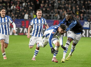Barrenetxea celebra el golazo que marcó desde medio campo, al que se sumó el banquillo txuri urdin.