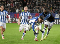 Barrenetxea celebra el golazo que marcó desde medio campo, al que se sumó el banquillo txuri urdin.